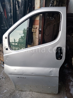RENAULT TRAFİC SOL ÖN KAPI GRİ AZ HASARLI