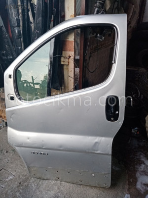 RENAULT TRAFİC SOL ÖN KAPI GRİ AZ HASARLI