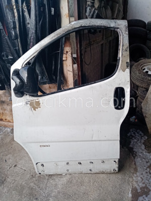 RENAULT TRAFİC SOL ÖN KAPI BEYAZ
