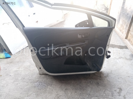 Renault clio 4 sol ön kapı ve malzemeleri az hasarlı beyaz