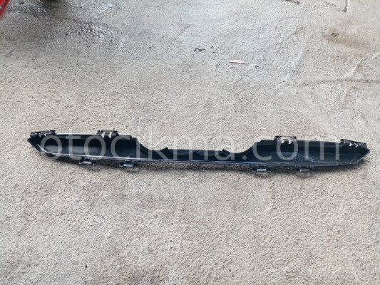 audi a3 ön panjur arka plastiği 8v5853037