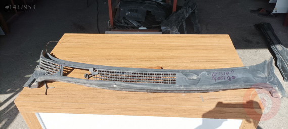 Nissan Qashqai ön cam ızgarası orijinal çıkma